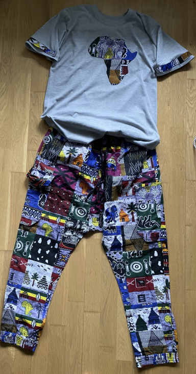 Multifärgade byxor med grå t-shirt