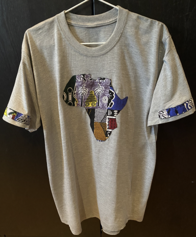 Grå t-shirt med Afrikakarta I waxtyg